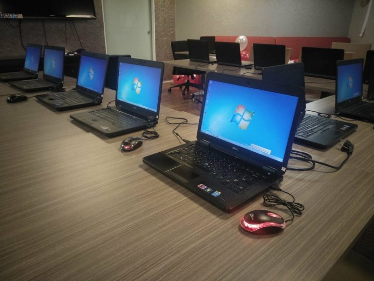 Read more about the article Bukan Cuma Murah, Ini Alasan Banyak Perusahaan Pilih Sewa Laptop Surabaya Terpercaya