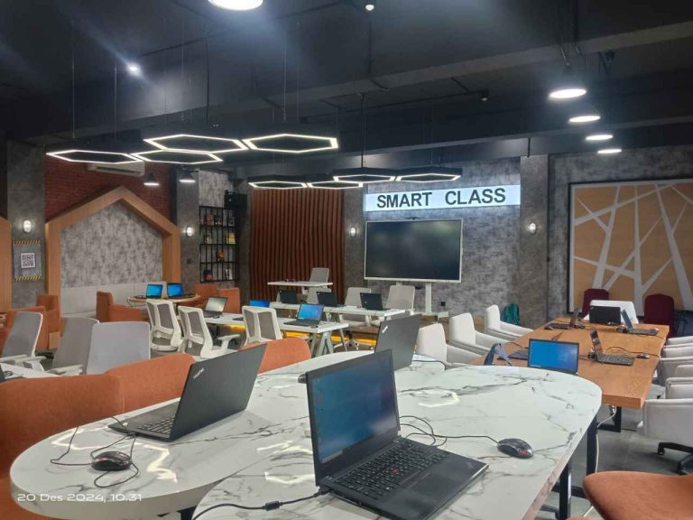 Read more about the article Musuh Tersembunyi di Balik Layar: Mengapa Pilihan Laptop Event Lancar Menentukan Reputasi Brand Anda