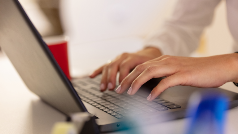 Read more about the article Strategi Sewa Laptop Untuk Pelatihan AI Saat Tren Tech Naik