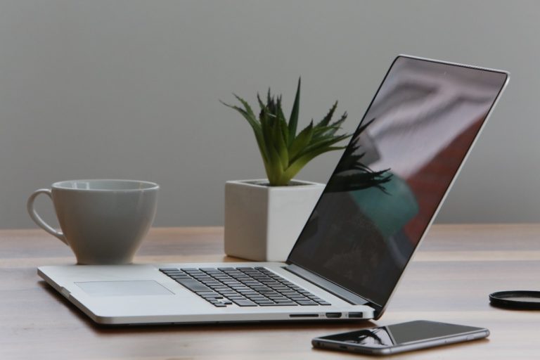 Read more about the article Sewa Laptop Kerja Hybrid Harian dan Bulanan