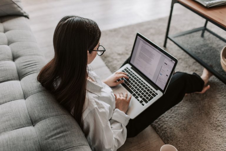 Read more about the article Sewa Laptop Krian Murah dengan Pengiriman Cepat